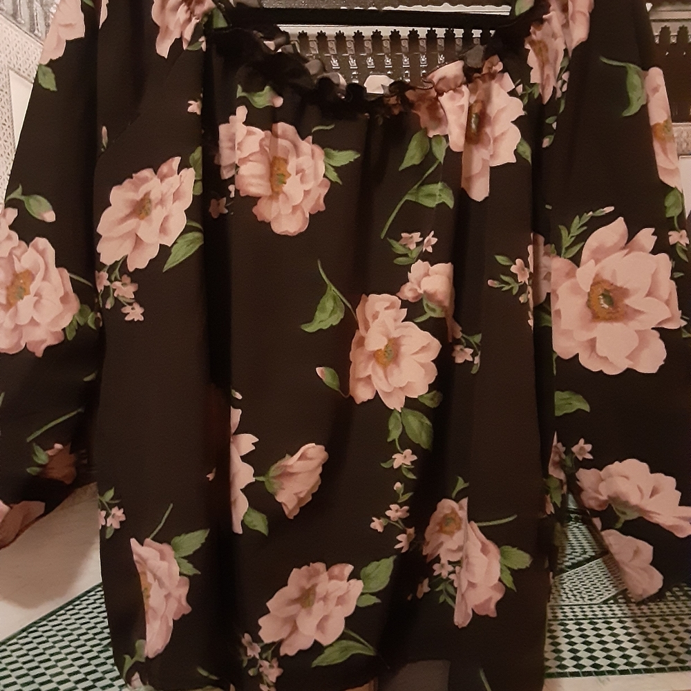 SHEIN FLORAL BLOUSE - Picture 5 of 6